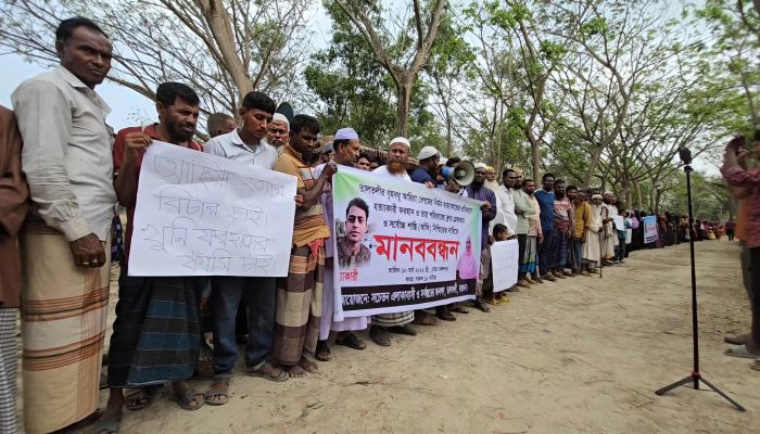 তালতলীতে  আছিয়ার হত্যার বিচারের দাবিতে এলাকাবাসীর মানববন্ধন