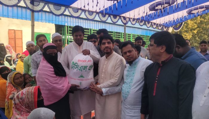 দোহারে ৩ হাজার মানুষের মাঝে ইফতার সামগ্রী বিতরণ