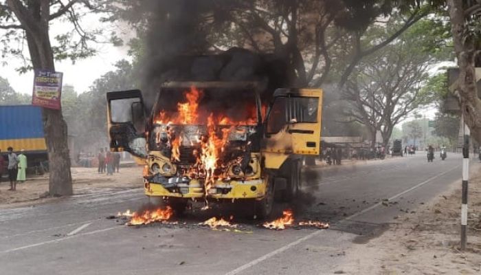 ঈদের দুইদিন আগে সড়ক দূর্ঘটনায় বাবা-ছেলের মৃত্যু, ঘাতক ট্রাকে জনতার আগুন