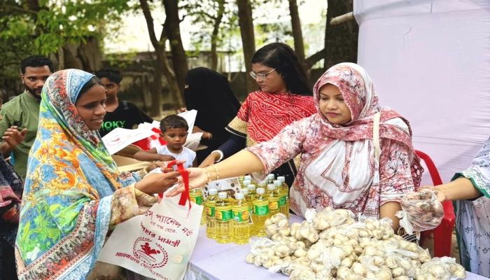 নওগাঁয় ফ্রেন্ডস প্যানেলের ১০ টাকার ঈদ বাজার; মুখে হাসি ফুটলো ২৫০ পরিবারের