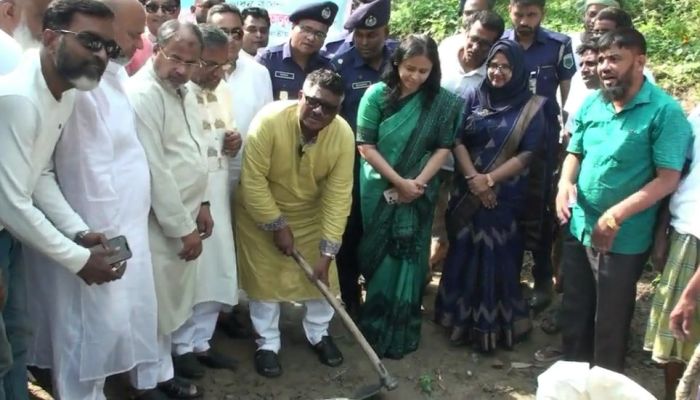 ভোটের কালি মুছার আগেই অঙ্গীকার বাস্তবায়ন শুরু,- নাটোরে হুইপ দুলু