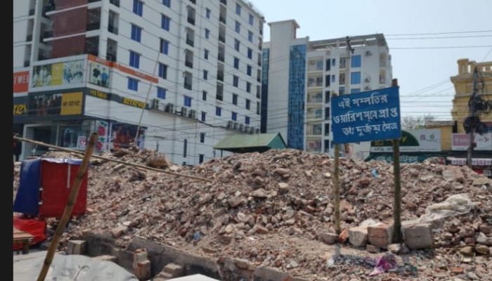 নগর আ.লীগের ধ্বংসস্তুপ কার্যালয়ের   জমিতে মালিকানার দাবিতে সাইনবোর্ড