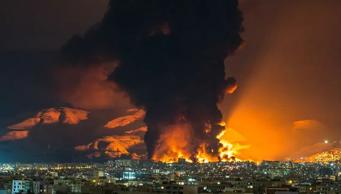 ইসরায়েলকে ইরানের জ্বালানি স্থাপনায় হামলা বন্ধ করতে বলেছে যুক্তরাষ্ট্র