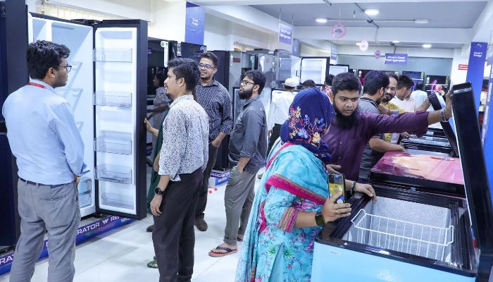 ঈদ কেনাকাটায় ফ্রিজ বিক্রিতে উচ্ছ্বাস, ক্রেতার পছন্দে ওয়ালটনের আধিপত্য