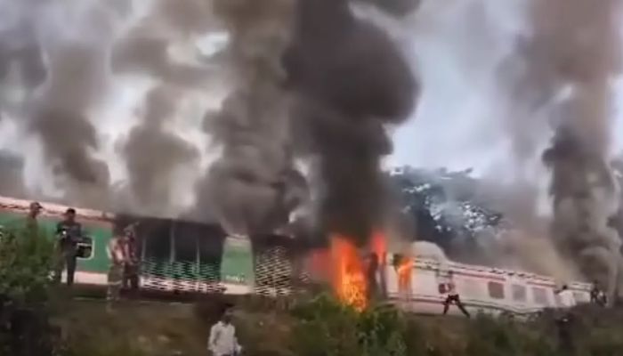 ঢাকাগামী চট্টলা এক্সপ্রেসে আগুন