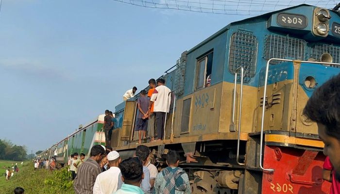 সিলেটগামী ট্রেনে আগুন