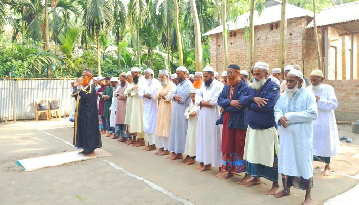 কুড়িগ্রামে ৬ গ্রামে সৌদির সাথে মিল রেখে ঈদের নামাজ আদায়