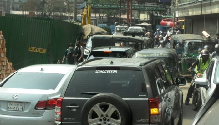 ঘণ্টার পর ঘণ্টা লাইনে দাঁড়িয়ে থাকার পরও মিলছে না তেল