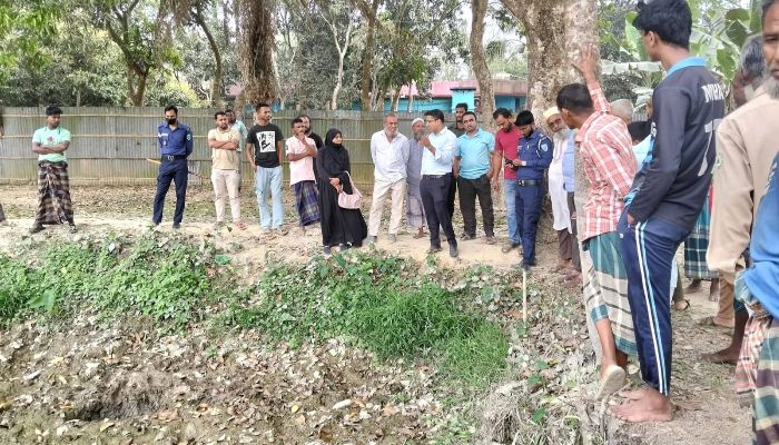 চুনারুঘাটে লন্ডন প্রবাসীর বাড়ির রাস্তা কেটে পুকুর খনন : ইউএনওর হস্তক্ষেপে কাজ বন্ধ