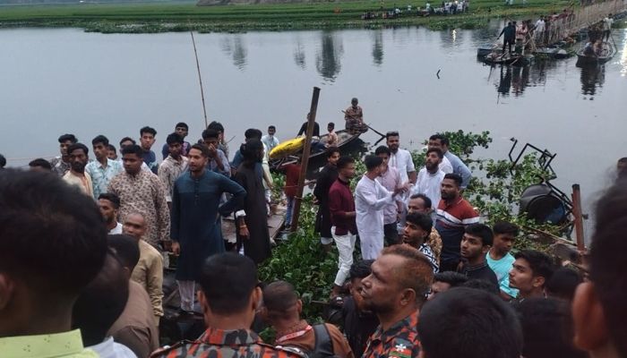 শতাধিক মানুষসহ ব্রিজ ভেঙে নদীতে, ৪ শিশুর লাশ উদ্ধার