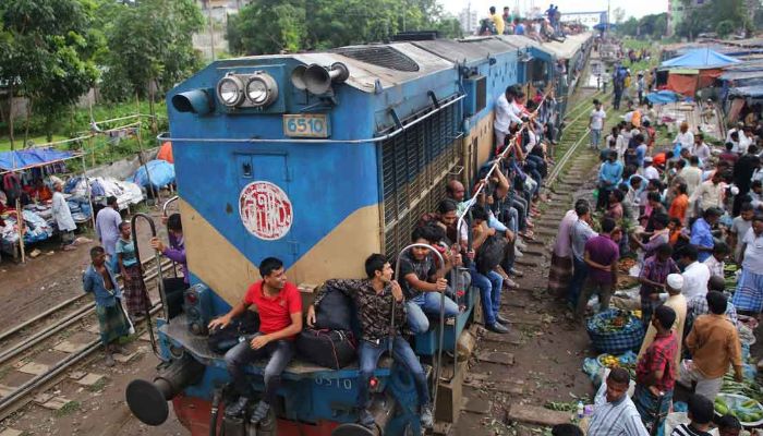 কুমিল্লায় দুর্ঘটনা: ডাউন লাইন দিয়ে চালানো হচ্ছে ট্রেন