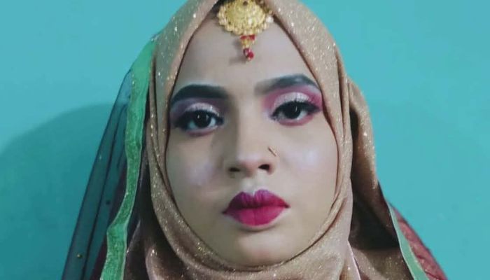 সীতাকুণ্ডে গৃহবধূর ঝুলন্ত মর‌দেহ উদ্ধার, পরিবারের দাবি হত্যা