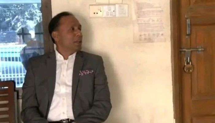 ভূমি অফিসের কক্ষে তালা, বারান্দায় বসে প্রতিমন্ত্রীর অপেক্ষা