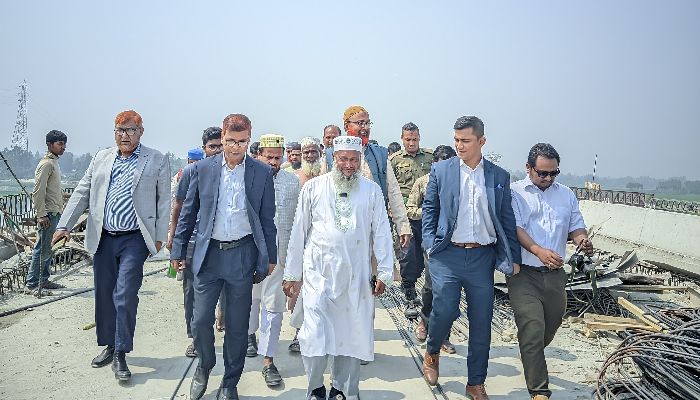 সোনাহাট সেতু পরিদর্শনকালে  দ্রুত কাজ শেষ করার তাগিদ দিলেন এমপি আনোয়ারুল