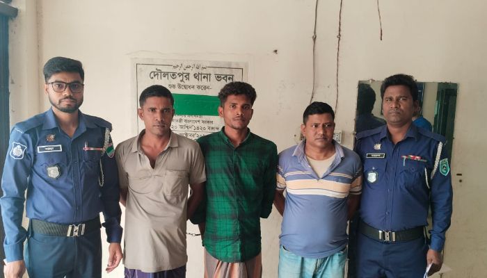 দৌলতপুরে দোকান ভাড়া বিরোধের জেরে হামলা; সিসি টিভিতে শনাক্ত ৩ আসামি গ্রেফতার