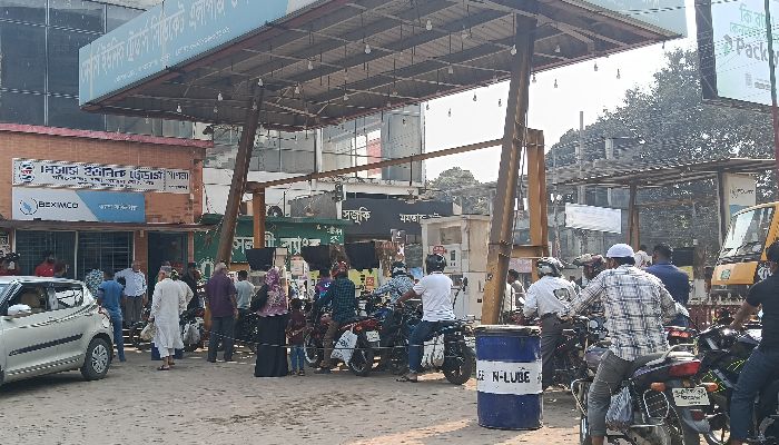 জ্বালানি তেলের মুল‌্য বৃ‌দ্ধি ও কৃত্রিম সংকট মোকা‌বেলায় রংপুরে প্রশাসনের অভিযান