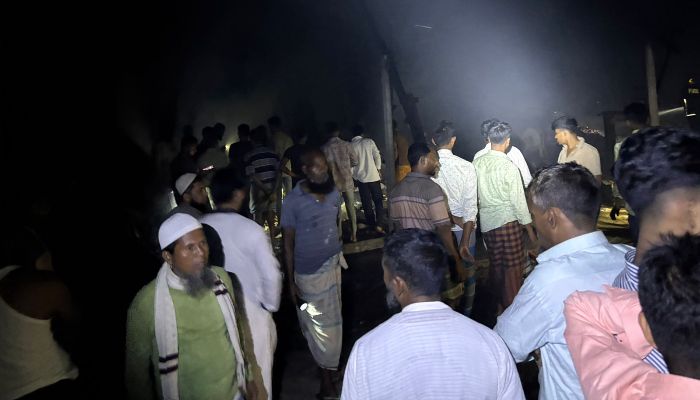 নোয়াখালীর সুবর্ণচরে ভুঁয়ারহাট বাজারে শর্ট সার্কিটের আগুনে পুড়ল ২৪ দোকান