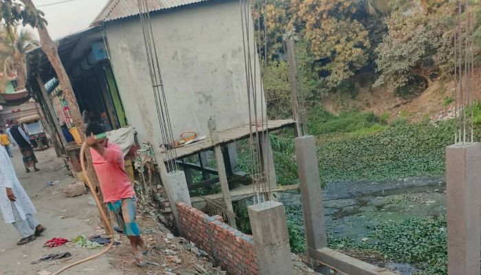 গজারিয়ায় সরকারি খাল দখলচেষ্টা: সংবাদের পর নড়েচড়ে বসলো প্রশাসন