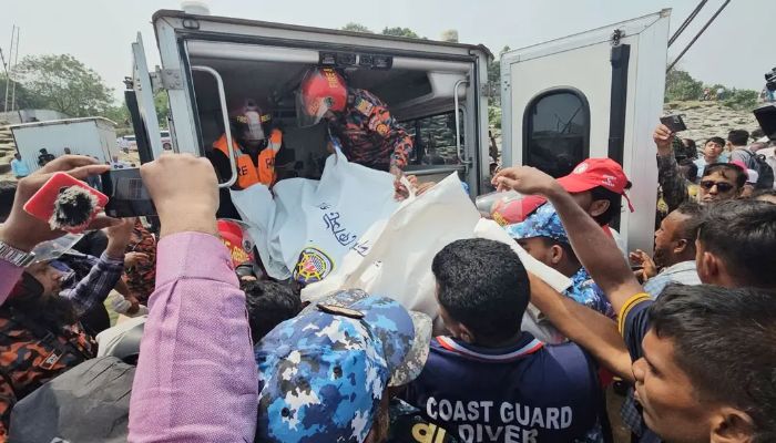 দৌলতদিয়ায় বাস দুর্ঘটনায় নিহত ২৬ জনের মধ্যে ১৮ জনই রাজবাড়ীর