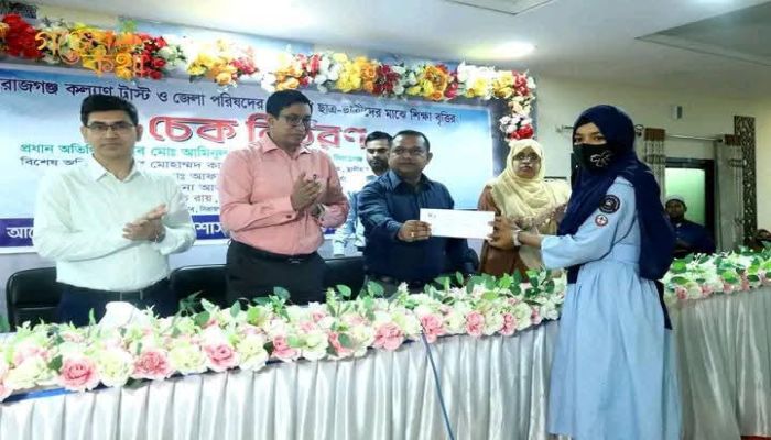 সিরাজগঞ্জ কল্যাণ ট্রাস্ট ও জেলা পরিষদের উদ্যোগে ছাত্র-ছাত্রীদের মাঝে শিক্ষা বৃত্তি চেক বিতরণ অনুষ্ঠিত 