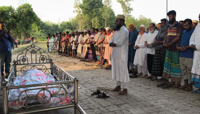 পুলিশ পাহারায় ইসলামী শরিয়া মোতাবেক  সেই পীরের দাফন সম্পন্ন 