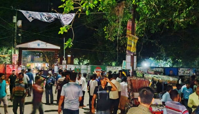 ব্যবসা প্রতিষ্ঠানে হামলা-ভাঙচুর, লুটপাট গ্রেপ্তারের দাবিতে বিক্ষোভ থানায় ঘেরাওয়ের চেষ্টা 