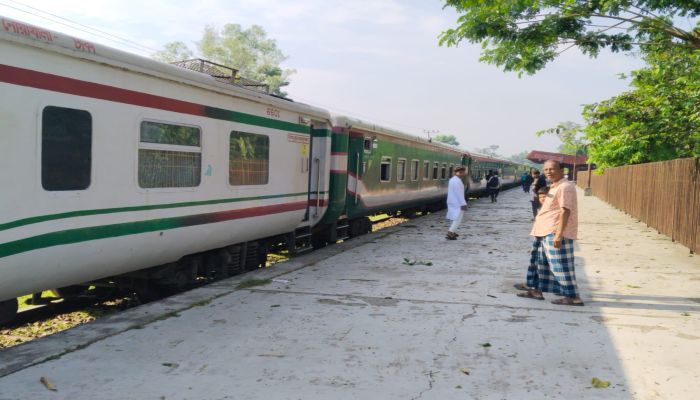 বৈরী আবহাওয়ার কারণে নোয়াখালী -ঢাকা ট্রেন চলাচল অচলাবস্থা