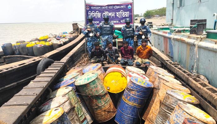 হাতিয়ায় ৮১৫ লিটার অবৈধ জ্বালানি তেলসহ আটক ৪