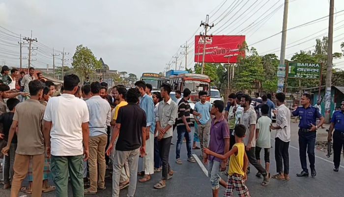 সীতাকুণ্ডে অবৈধ বালু উত্তোলন ঘিরে সংঘর্ষ, চট্টগ্রাম-ঢাকা মহাসড়ক অবরোধ