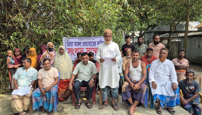 প্রধানমন্ত্রীর দৃষ্টি কামনা: কটিয়াদীতে একাধিক মামলা দিয়ে হয়রানির প্রতিবাদে গ্রামবাসীর সংবাদ সম্মেলন