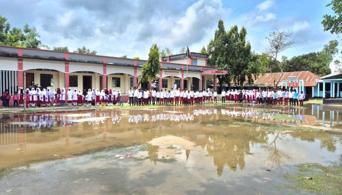 নীলফামারীতে স্কুল মাঠ সংস্কারের দাবিতে শিক্ষার্থীদের ক্লাস বর্জন