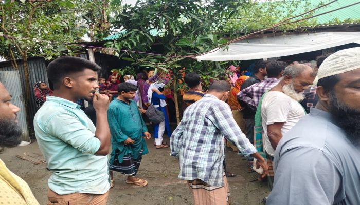 সড়ক দূর্ঘটনায় নিহত ৫ জনের বাড়িতে চলছে শোকের মাতম