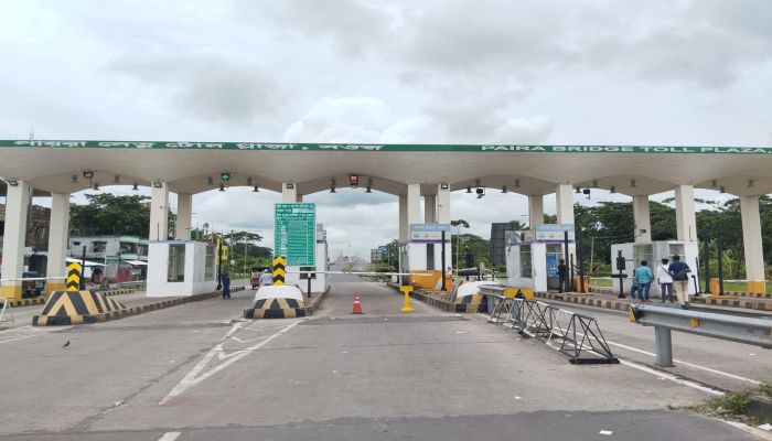 দুমকিতে পায়রা সেতুতে ঘুষ নিয়ে ওভারলোডেড ট্রাক ছাড়ায় টোল কালেক্টর বরখাস্ত