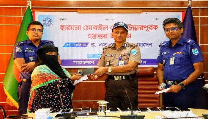 কিশোরগঞ্জ জেলা পুলিশের সহায়তায় ৫০ টি চোরাই মোবাইল উদ্ধার