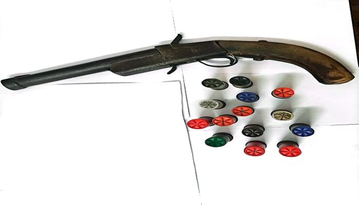 চকরিয়ায় থানা পুলিশের অভিযান: ঘুমের বিছানার নিচে লুকানো অস্ত্র উদ্ধার