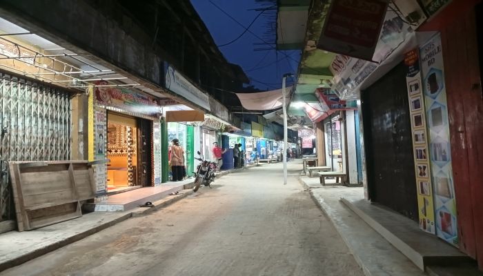 বাঘাইছড়িতে প্রশাসনের নির্দেশে দোকানপাট বন্ধ, সাড়া দিলেন ব্যবসায়ীরা।