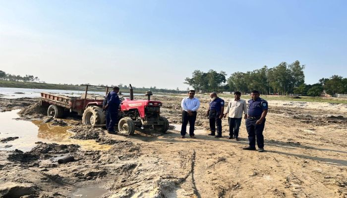 মিঠাপুকুরে অবৈধ বালু মহলে প্রশাসনের হানা: সরঞ্জামাদি গুড়িয়ে দিল ভ্রাম্যমাণ আদালত