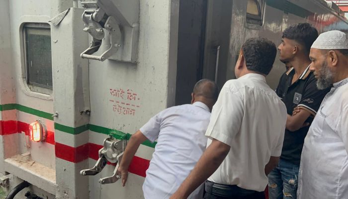 ইঞ্জিনে ত্রুুটির কারণে সাড়ে পাঁচ ঘন্টা ধরে আটকে থাকার পর ফেনী ছাড়লো চট্টলা এক্সপ্রেস ট্রেন