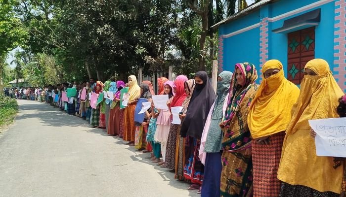 প্রবাসীর ভিডিও কলে একাধিক  বিয়ে, প্রতিবাদে বরের বাড়ীর সামনে মানববন্ধন