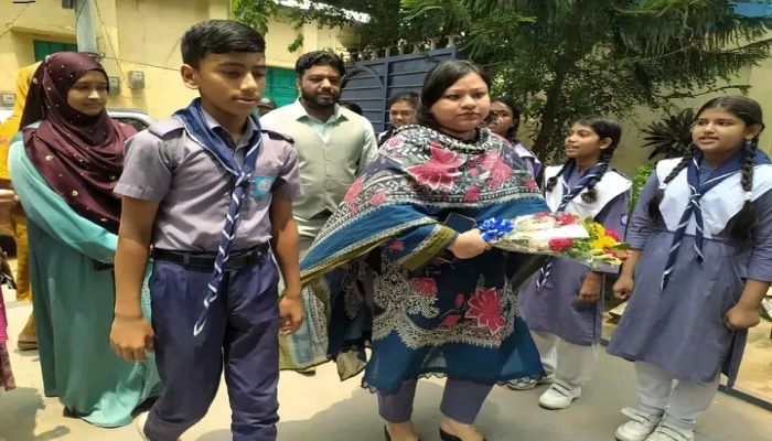 শিক্ষার্থীদের সড়কে দাঁড় করিয়ে ইউএনওকে ফুল দেওয়ার ঘটনায় বিতর্ক