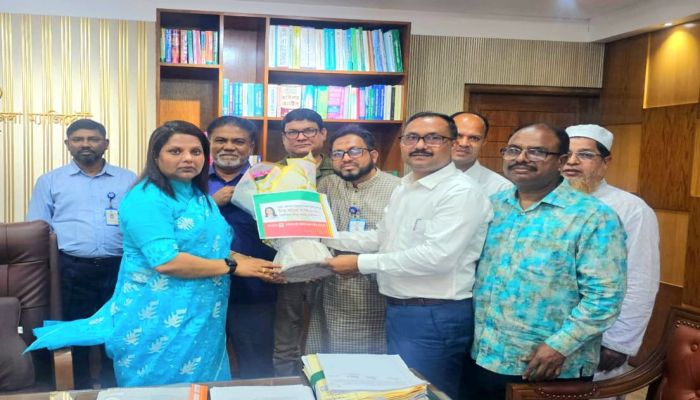 ঢাকা জেলা প্রশাসককে ভূমি অফিসার্স কল্যাণ সমিতির শুভেচ্ছা