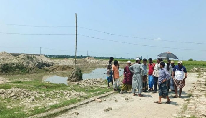 সরাইলে জমির মালিককে না জানিয়ে জমি থেকে মাটি কাটার অভিযোগ