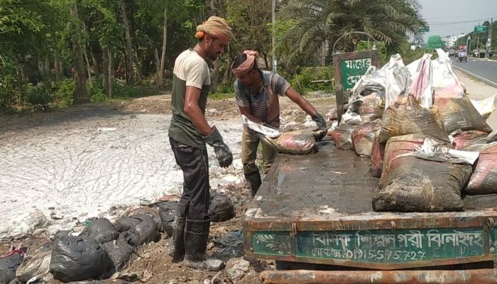 মহাসড়কের পাশে সারের গাদের স্তূপ: হুমকিতে জনস্বাস্থ্য