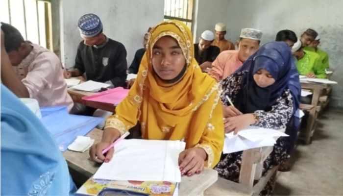 কুড়িগ্রামের ফুলবাড়ীতে দৃষ্টিপ্রতিবন্ধী হয়েও সাধারণ পরীক্ষার্থীর মতো পরীক্ষা, মেলেনি অতিরিক্ত সময়