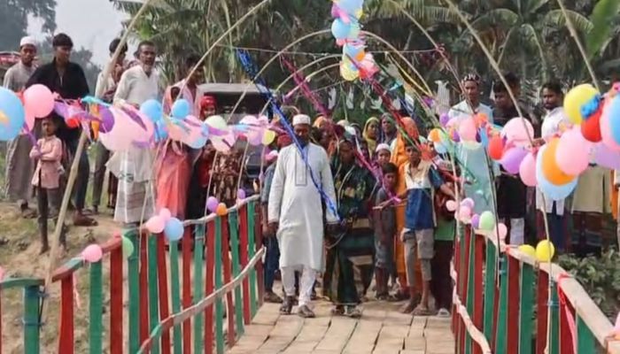 কুড়িগ্রামে কুলির টাকায় সেতু, শেষ হলো দুই যুগের দুর্ভোগ
