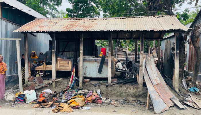 মাদারগঞ্জে আগুনে পুড়ল বৃদ্ধের গবাদি পশুসহ বসতবাড়ি