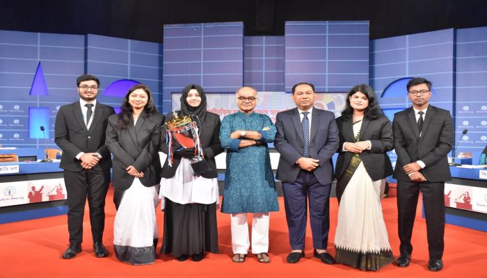 এটিএন বাংলা ছায়া সংসদ বিতর্ক প্রতিযোগিতায় চ্যাম্পিয়ন ইস্টার্ন ইউনিভার্সিটি