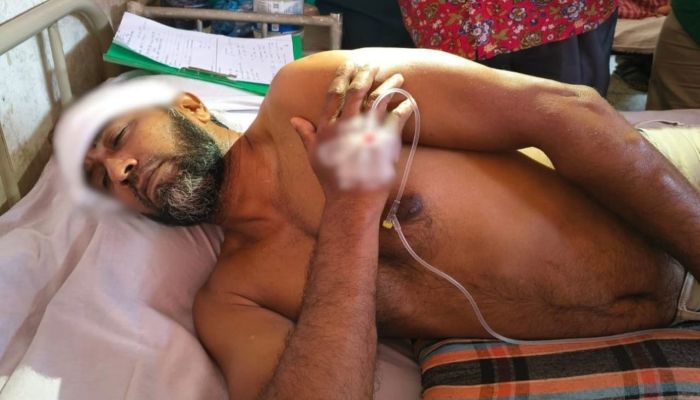 নবাবগঞ্জে বিএনপি নেতা ও বৃদ্ধ শাশুড়িকে নৃশংসভাবে কুপিয়ে জখম