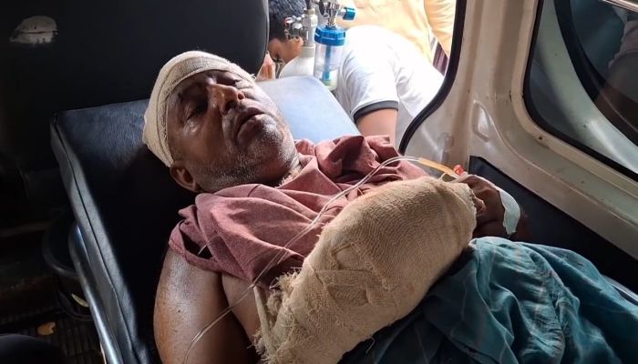 লক্ষ্মীপুরে অবসরপ্রাপ্ত পুলিশ সদস্যের তাণ্ডব: ছেলেসহ ৩ জনকে কুপিয়ে জখম, ছাদ থেকে ঝাঁপ দিয়ে মৃত্যু