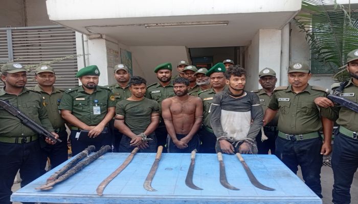 সীতাকুণ্ডে আনসার সদস্যদের বীরত্বে আবুল খায়ের রোলিং মিলসে ডাকাতি নস্যাৎ; আটক ৩ 